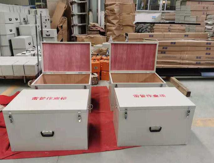 华南热作学院放炮线和雷管炸药在矿山作业时如何存放？