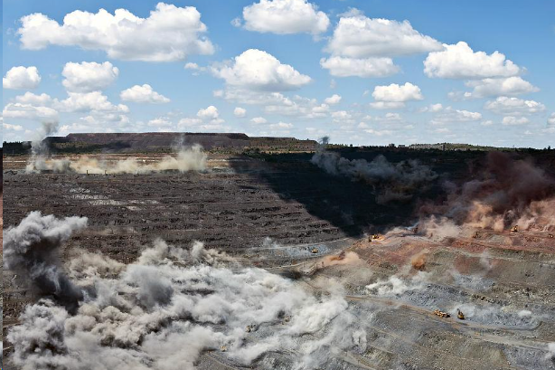 华南热作学院矿山作业中常用的爆破设备有哪些?