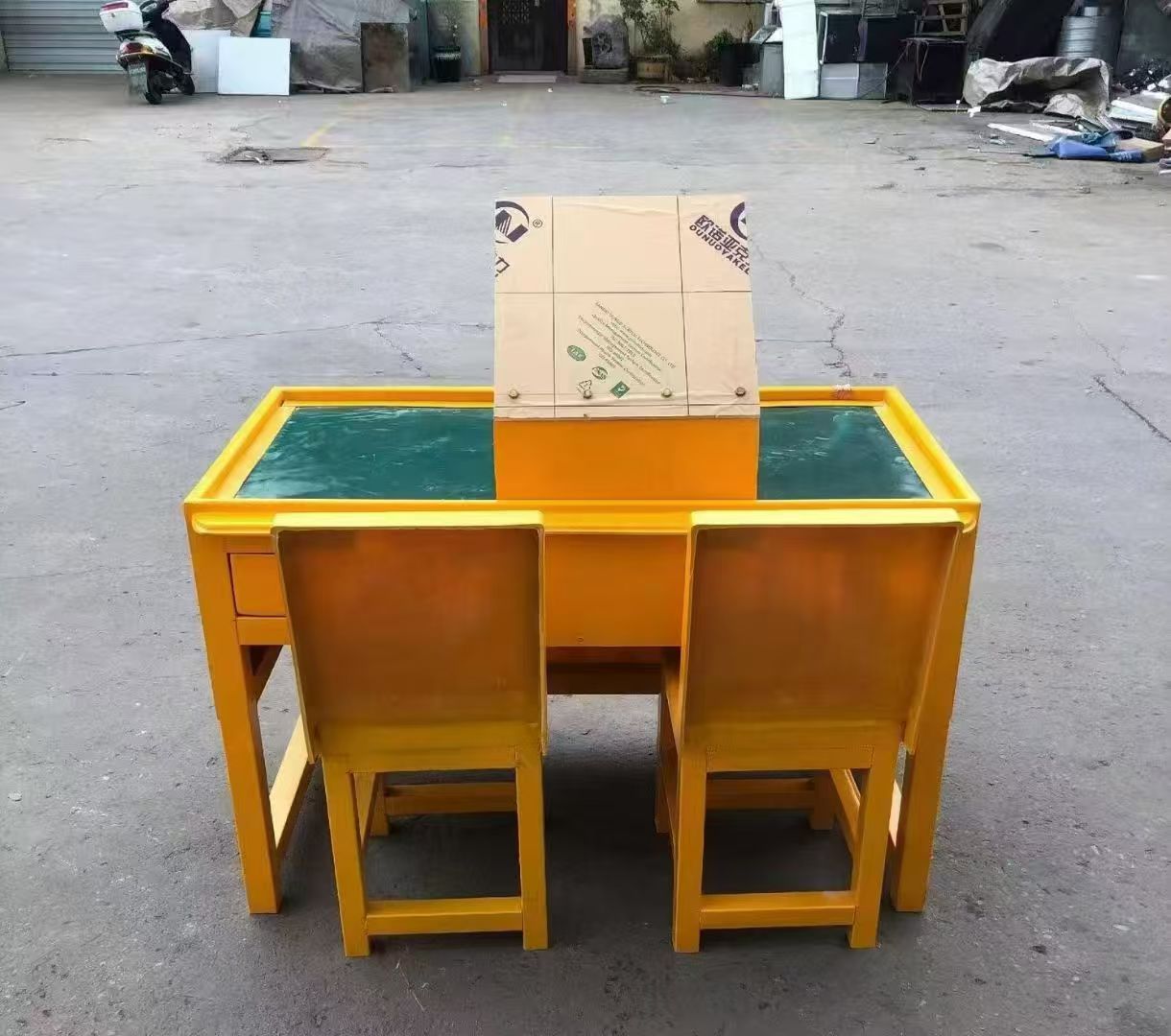 华南热作学院防静电导通桌井下煤矿火工品发放桌：危险品流转的安全守护者